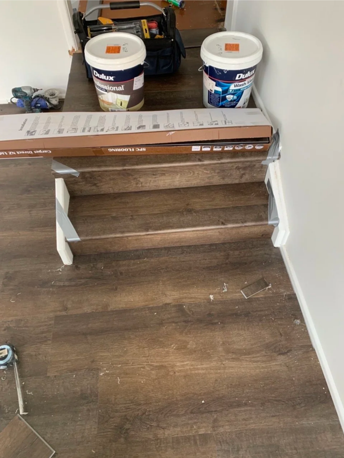 Укладка кварцвинила, LVT или SPC на деревянной лестнице