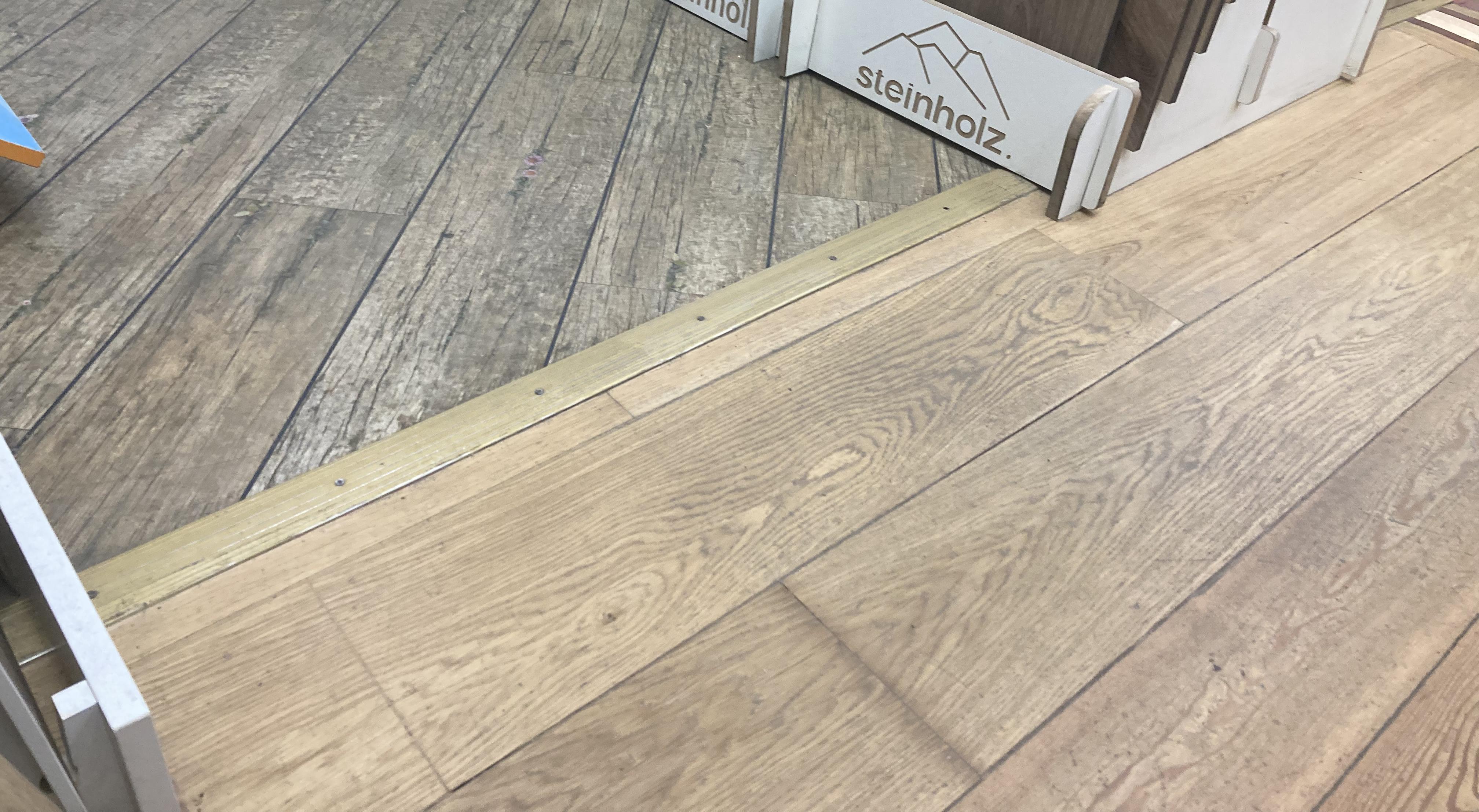 Стыковка кварцвинила (SPC плитки) с инженерной доской через накладной порожек Стыковка кварцвинила (SPC плитки) с инженерной доской через накладной порожек