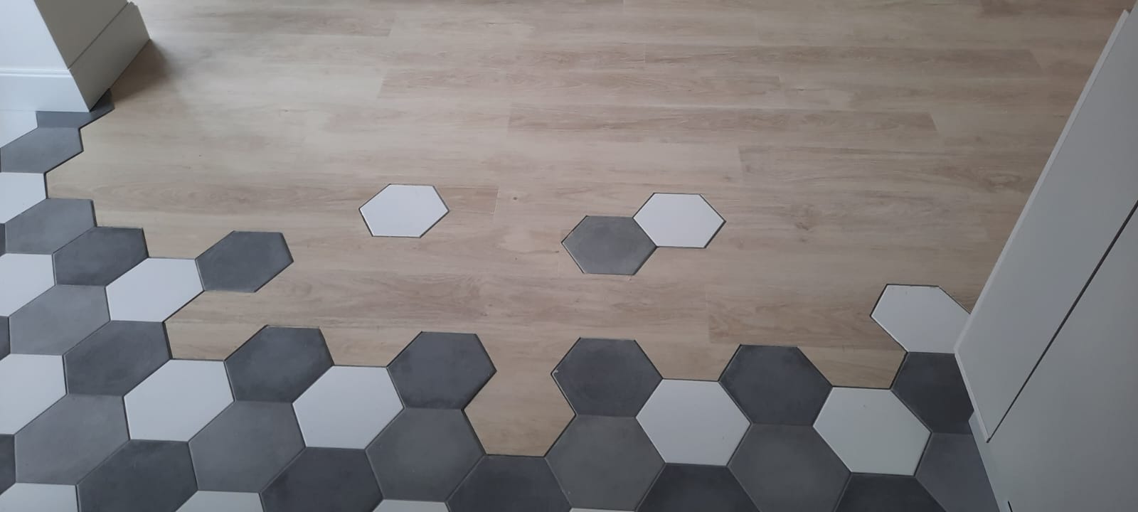 Стыковка кварцвинила с керамогранитом Стыковка кварцвинила с керамогранитом